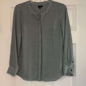 Talbots petite Women’s green and white patterned blouse with curved hem